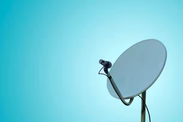 Installer reading decoder signal menus to diagnose the DStv E48-32 error code